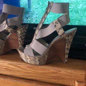 Platform sandals, sexy and comfy. Beige stretch
